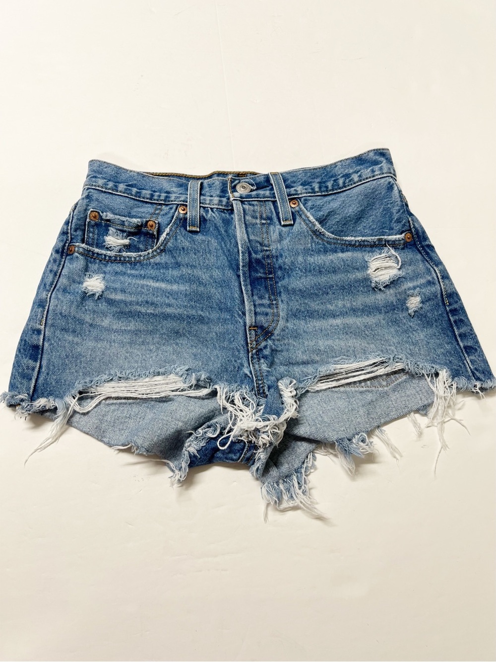 Levis Womens Medium Wash 501 Original High Rise Distressed Denim Cut Off Shorts